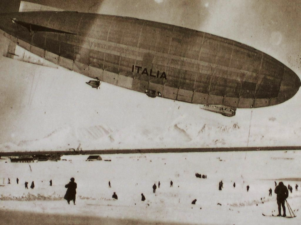 В 1928 ледокол спас итальянскую экспедицию. Умберто Нобиле дирижабль Италия. Дирижабль Нобиле "Италия" 1928. Экспедиция Умберто Нобиле на дирижабле Италия. Дирижабль n 4 Италия.