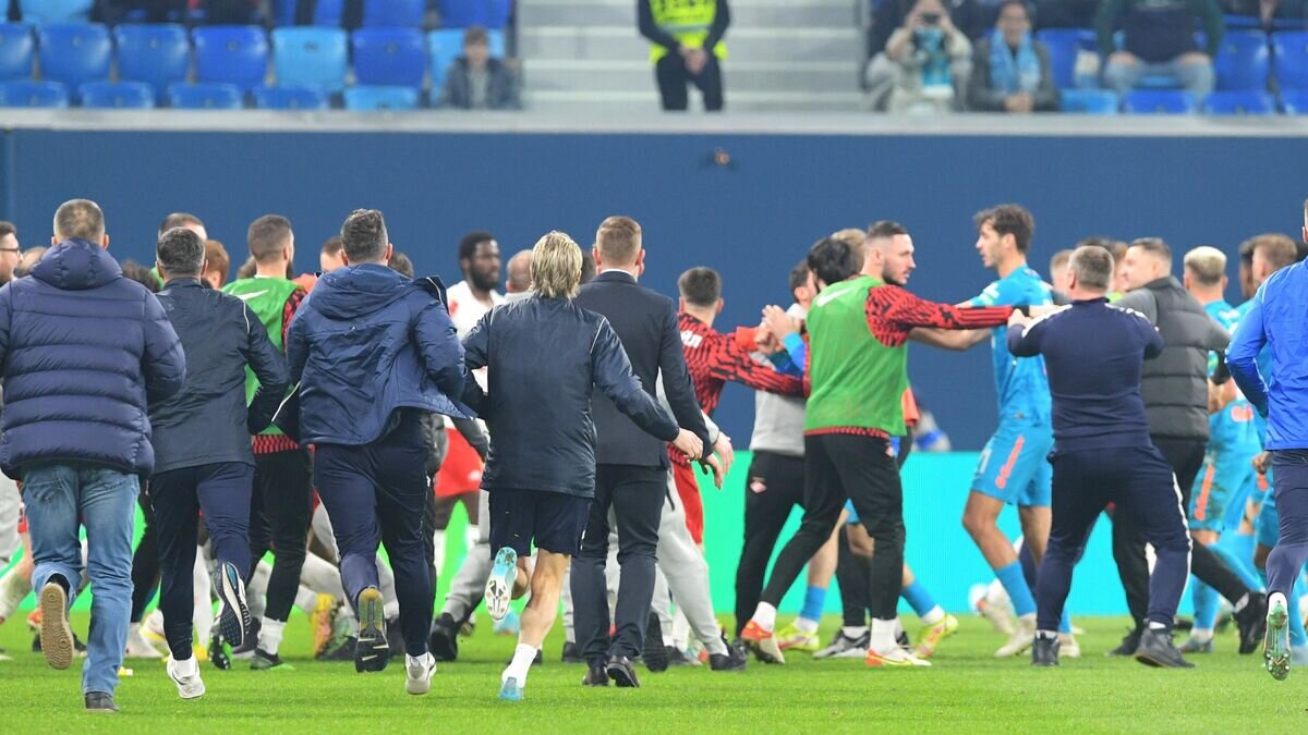    Массовая драка во время матча группового этапа Кубка России по футболу среди клубов Премьер-лиги сезона 2022/2023 между ФК "Зенит" (Санкт-Петербург) и ФК "Спартак" (Москва)© РИА Новости / Алексей Даничев