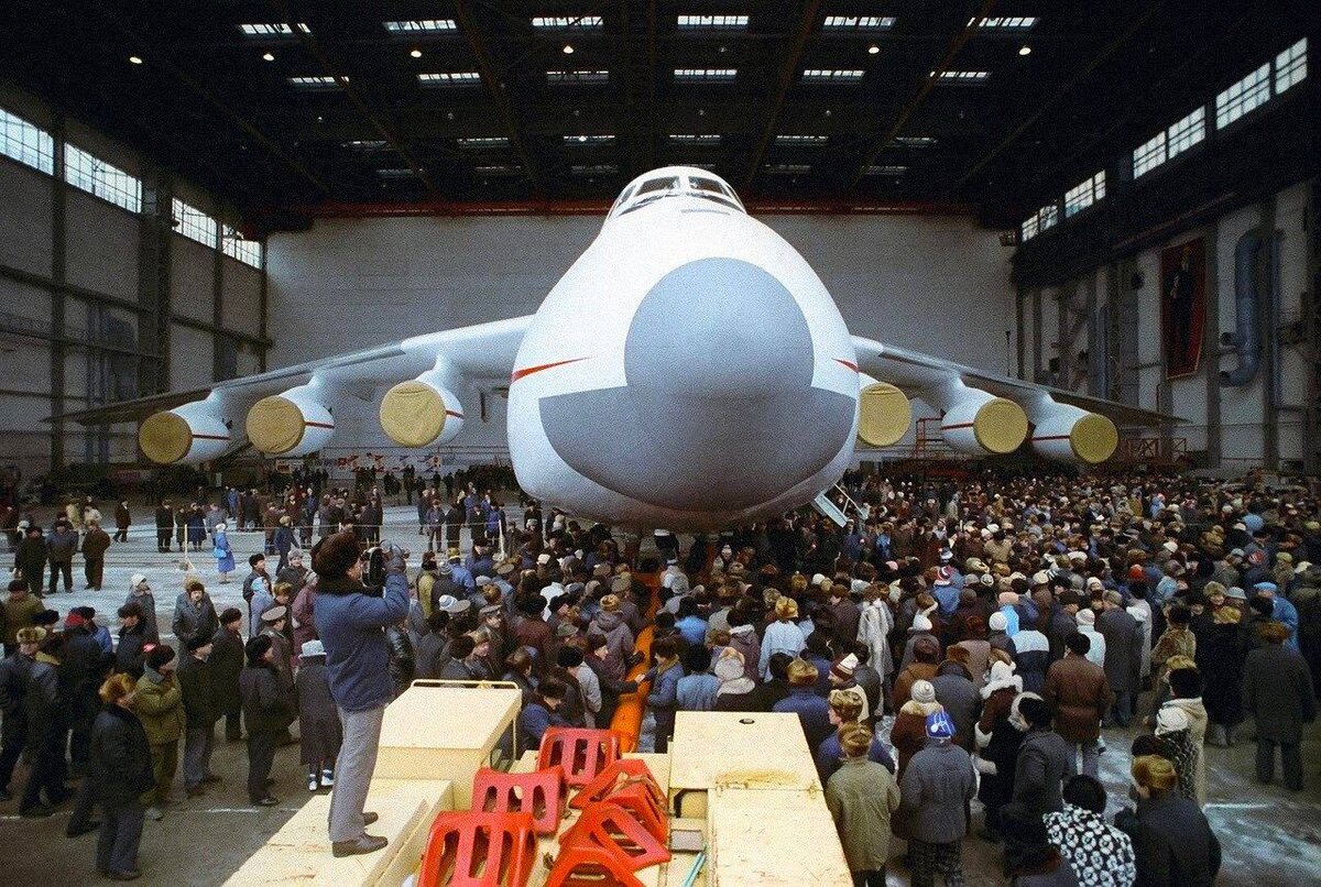 Размах крыла с футбольное поле, шесть мощных турбореактивных двигателей и рекордная грузоподъемность в 250 тонн — ровно 30 лет назад свой первый полет совершил уникальный транспортный самолет Ан-225