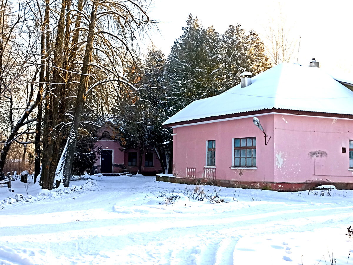 Здание поселковой больницы