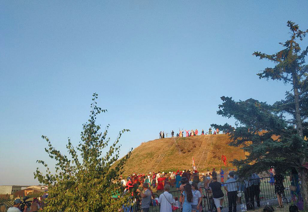 Сотни участников реконструкции занимают свои места - все в соответствии с историческими событиями