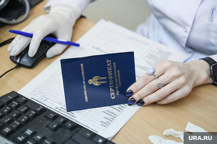    Пассажиров международных авиарейсов, следующих в Тюмень, заставляют отчитываться о коронавирусе и вакцинации