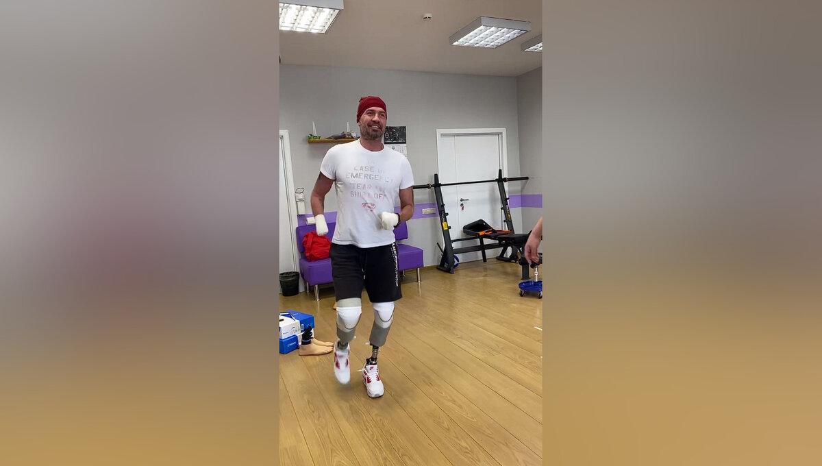 Роману Костомарову установили новые протезы для бега. Фото: Скриншот с видео Telegram/Роман Костомаров 