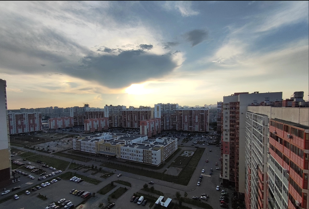 Вид микрорайона. Задний план в середине - наш двор. Центр - новая школа.