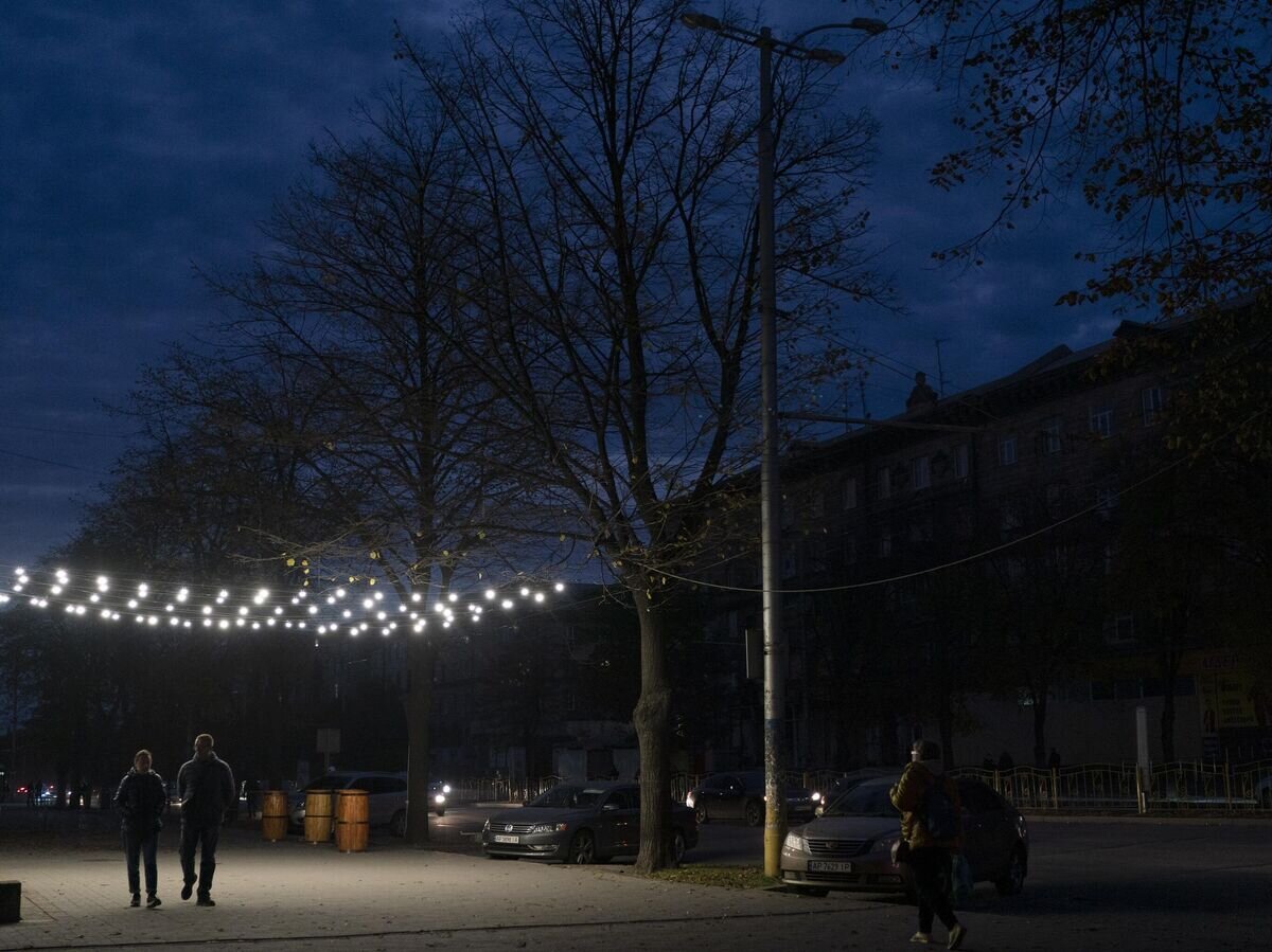    Люди на улице в городе Запорожье© AP Photo / Leo Correa