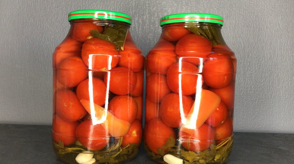 Маринованные огурцы и помидоры с сельдереем и хреном