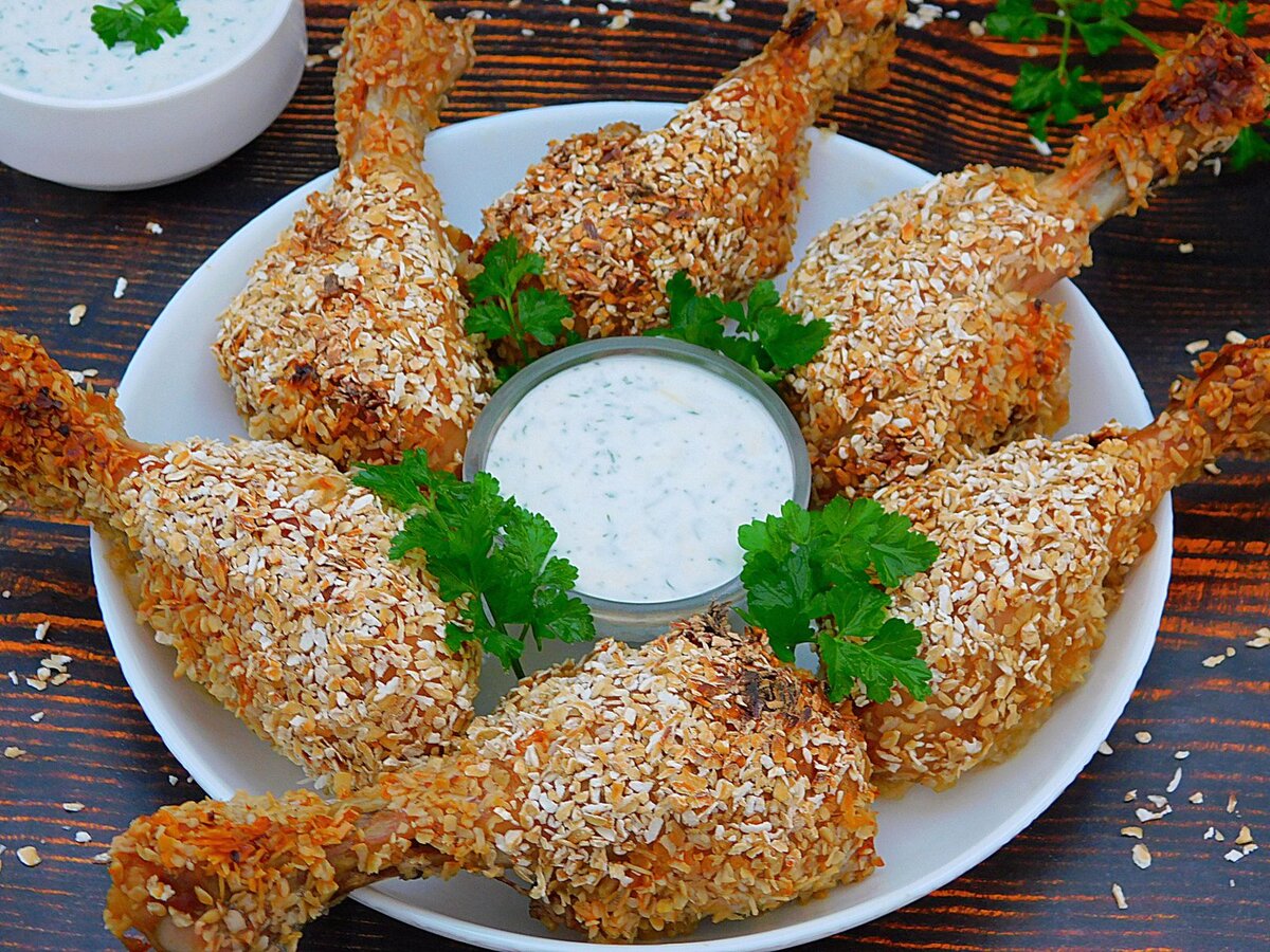 Куриная голень жареная на сковороде. Окорочка с гарниром. Куриные ножки в томатном соусе. Куриные голени с овощами в духовке. Куриные голени пп.