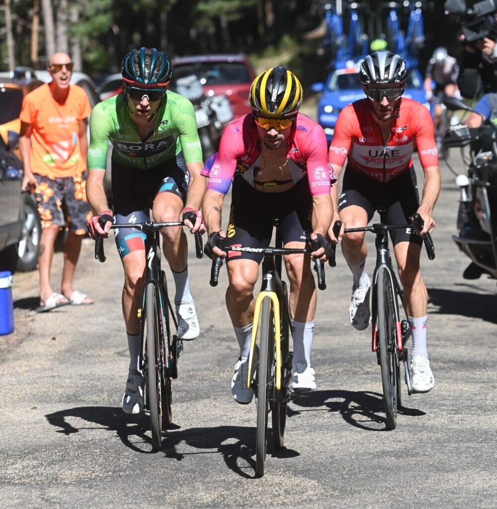 Александр Власов (слева), Примож Роглич (в центре) и Адам Йейтс  📷
