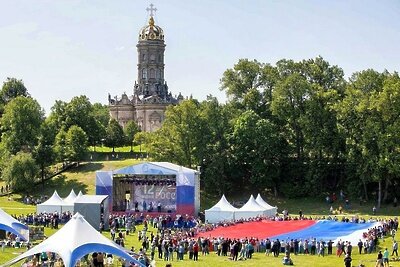    В Подольске на Певческом поле развернули флаг площадью 1000 кв.м. в честь Дня России ©Галина Добрынина