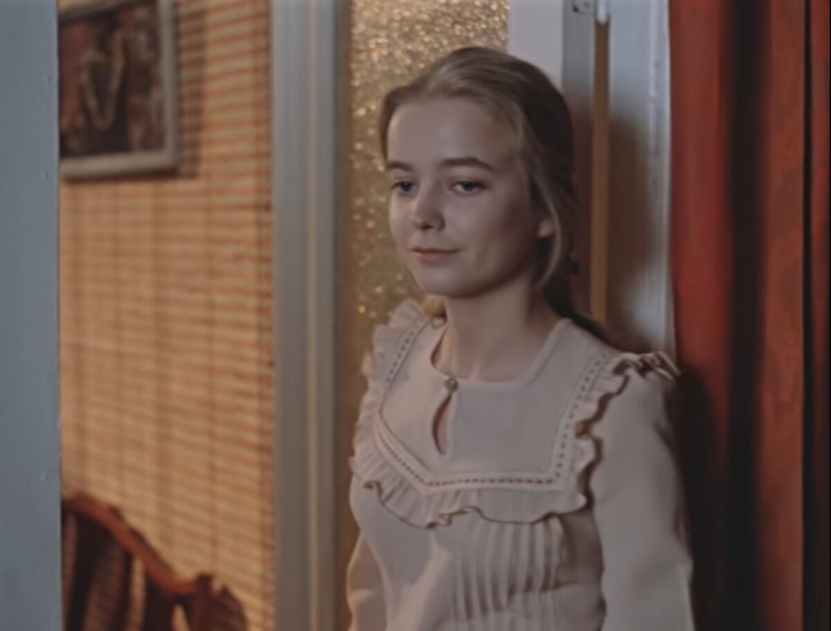 На экране настроечная таблица, но звучит песня из фильма того же Меньшова "Розыгрыш" Кто кого разыгрывает в этом эпизоде - Катя с Гошей Сашу или режиссёр зрителей? Фильм "Москва слезам не верит" Скриншот. 