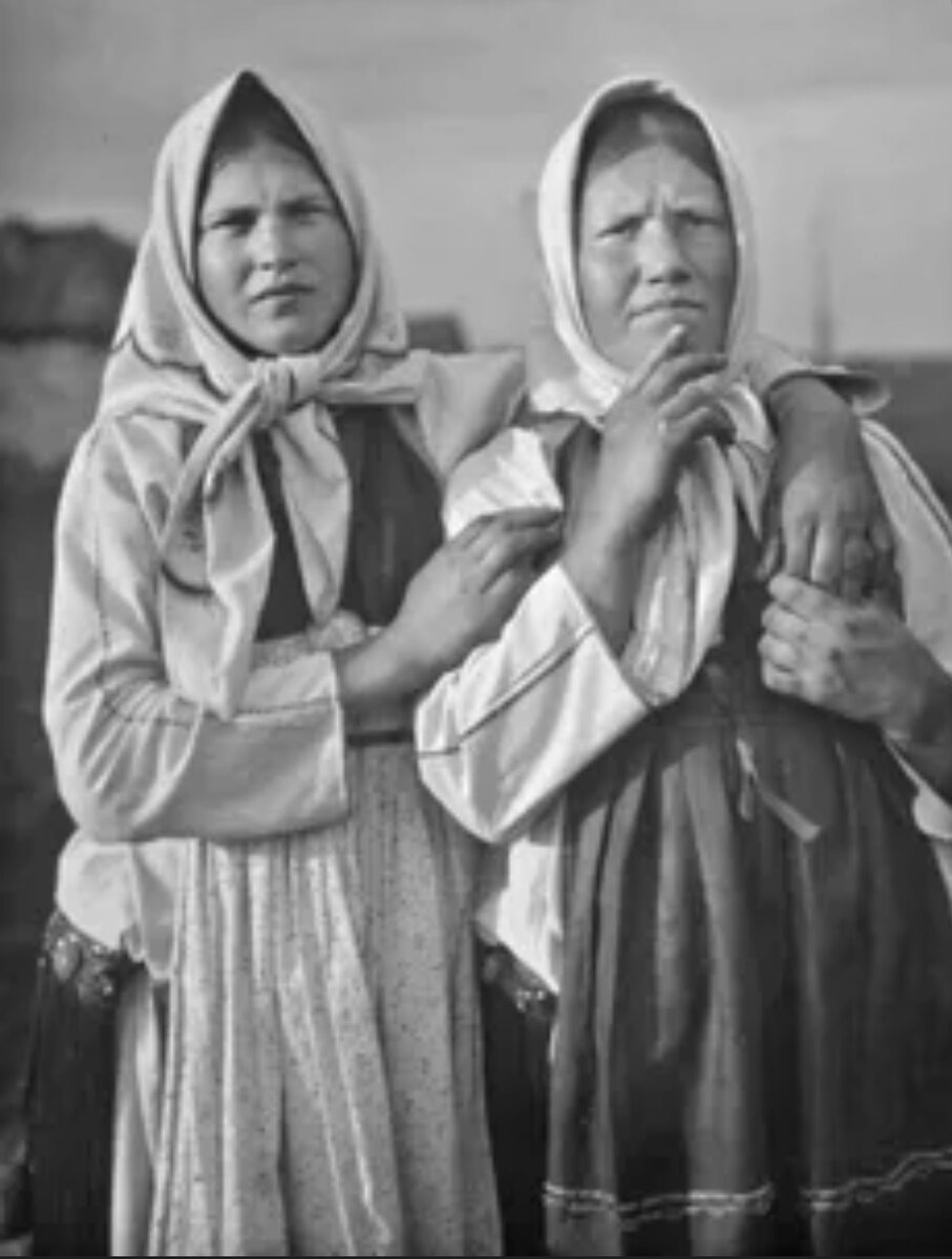 Икоткой страдали как правило женщины, её даже считали сугубо женской болезнью. Дореволюционное фото с просторов интернета 