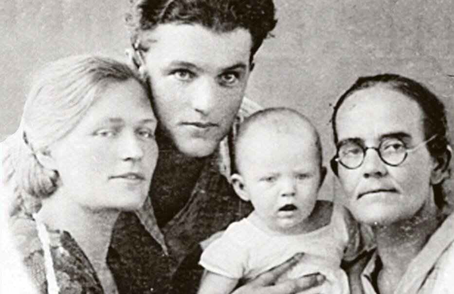 Анна Герман с родителями и бабушкой