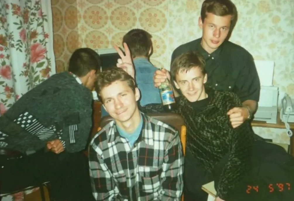 Показуха ру привет из 90 х. Парни в 90-е. Молодежь в 90-е годы. 90-Е годы. 90-Е годы в России.