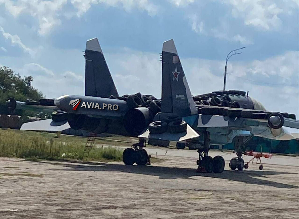 Су-34 с обваловкой. Холст, резина, 2023-й год, автор неизвестен.