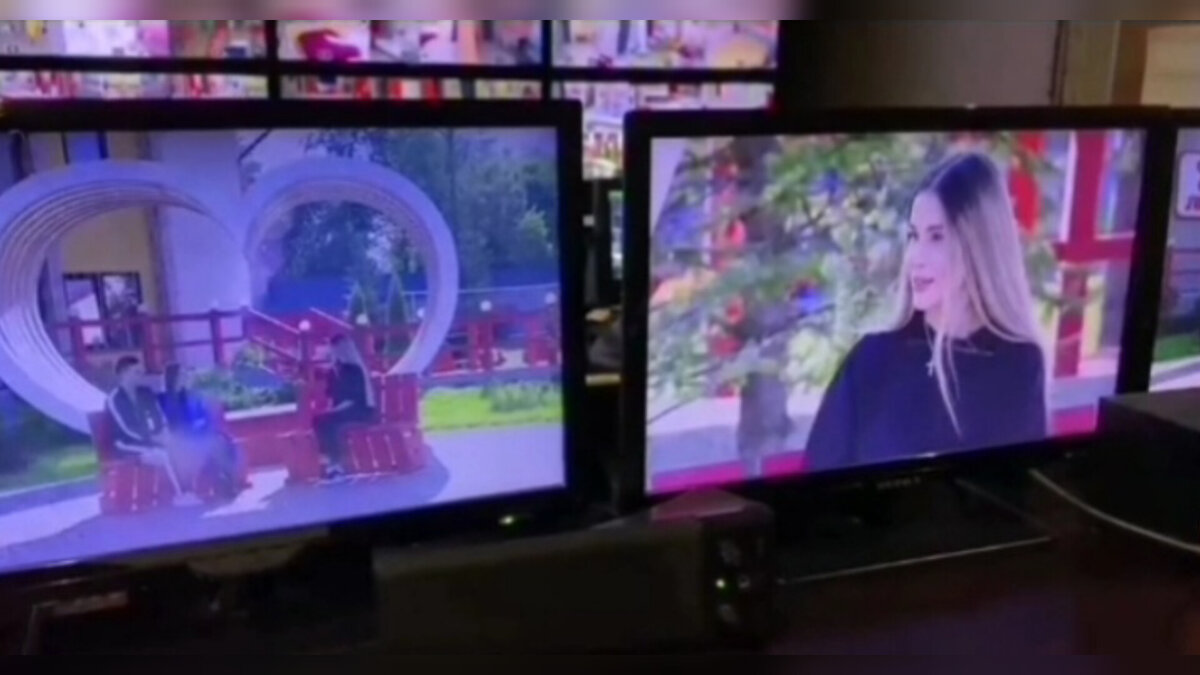 Настя Яббарова (Голд) на первых тетах с участниками. Источник: соцсеть