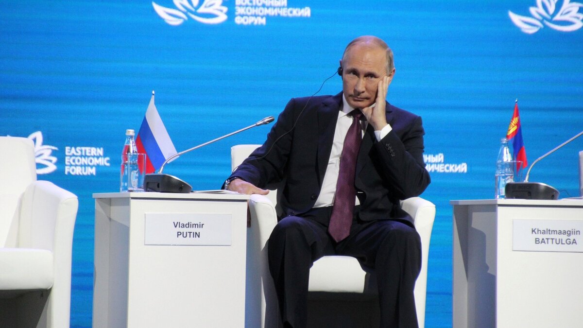     Президенту доложили об авиационном происшествии на заседании Восточного экономического форума.