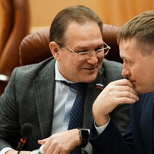 Телеграм-канал «Иркутский коррупционер» опубликовал интересную теорию о том, что глава регионального отделения «Справедливой России» Лариса Егорова может отказаться от мандата депутата Законодательного собрания Прибайкалья в пользу коллеги по фракции, председателя комитета по здравоохранению и социальной защите Александра Гаськова, который стоял вторым в партийном списке эсеров.