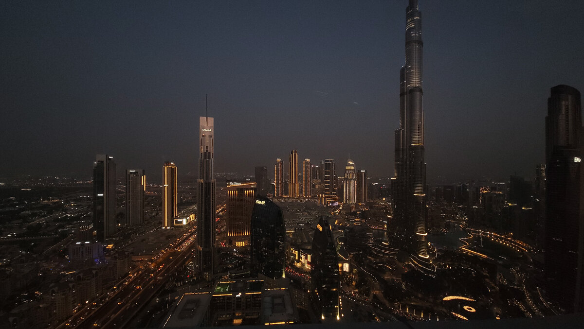 Вид на Burj Khalifa со смотровой площадки Sky view observatory.