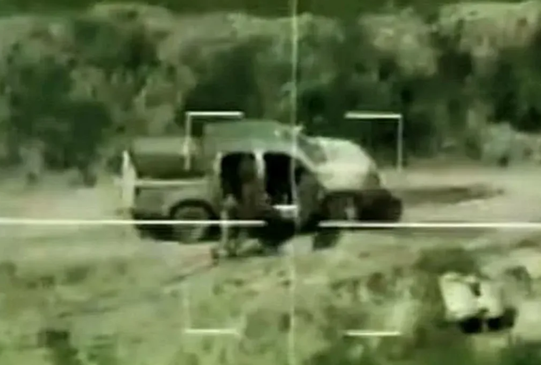 Это исторический кадр самого первого полноценного применения дрона "Ланцет-1" в Сирии.  Декабрь 2021 года. Так были ликвидированы два главаря запрещенной группировке Хайят Тахрир аш-Шам : Каджак "Снайпер Тау" и Али Абу Аль-Валид. Кадры Министерства Обороны РФ