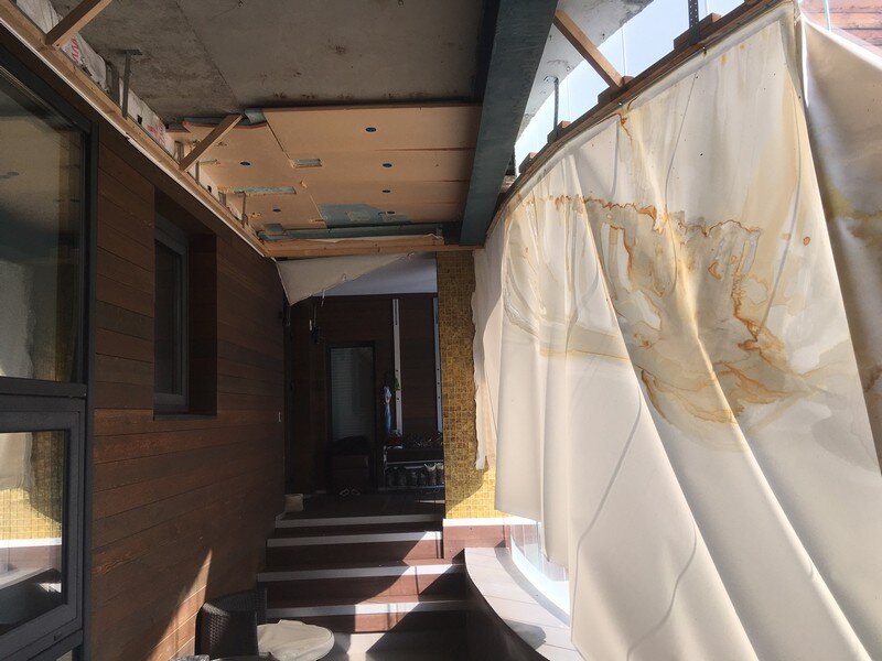 Тканевый натяжной потолок Descor, испорченный протечкой, демонтирован для замены на виниловый.