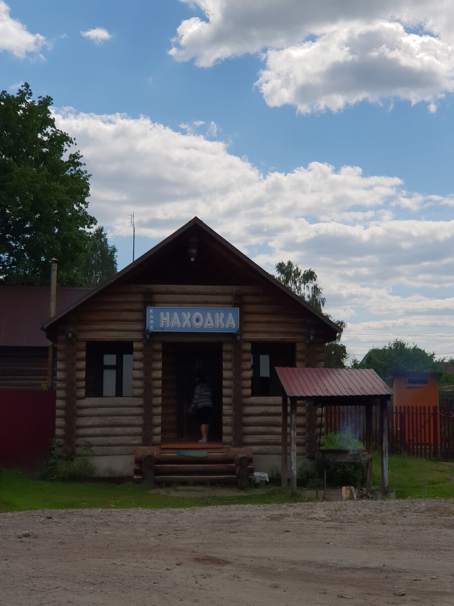 По дороге. В Мордовии любят придумывать названия придорожным кафе.