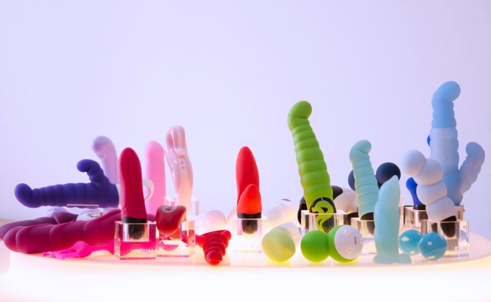Секс игрушки - порно фото с эротическими игрушками
