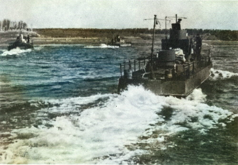 Бронекатера Ладожской военной флотилии в походе. На переднем плане бронекатер проекта 1124.