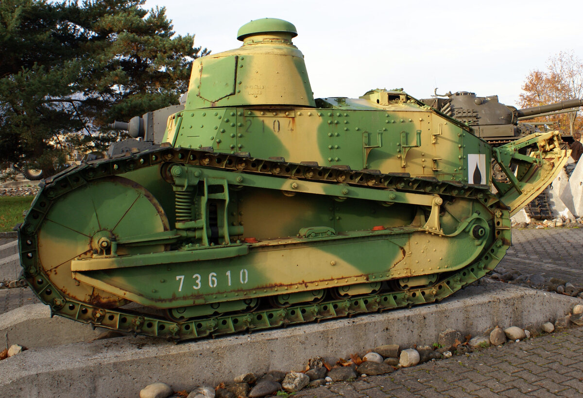 Легкий танк  Renault FT17 Армии Швейцарии. Источник: https://ru.wikipedia.org/wiki/Файл:Leichter_Panzer_RENAULT_FT_17.jpg