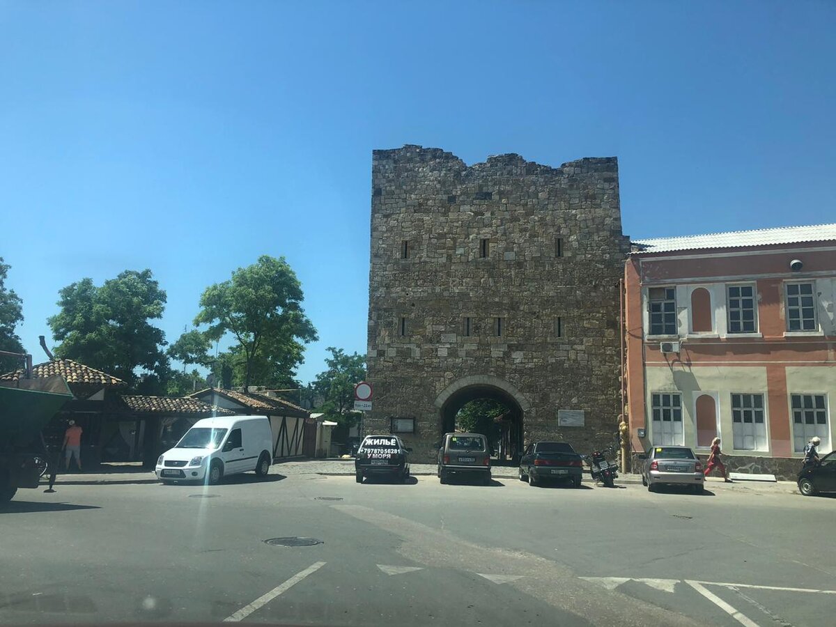 Гезлевские ворота, чебуреки от Джималь находятся на противоположной стороне,