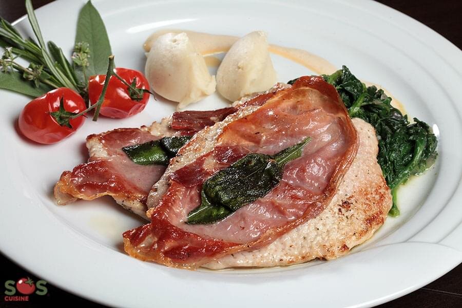 Прыгни в рот называется итальянское вкусное блюдо сальтимбокка,  напоминает наш советский фильм Вечера на Хуторе близ Диканьки где  вареники в рот залетали как вертолёты усачу, почему так назвали  спросите, да они ваашпе креативные ребята, ведь самый знаменитый десерт  переводится как Попробуй меня снизу, я хочу вам поведать как эти Губы  большие и малые готовят, просто следуйте инструкции от шеф пауэра и  готовьте такиникакиначе: - шалфей сука ароматный, прошу  не менять его на базилик, розмарин, тимьян и прочие вкусные травы, и  писать тоже не смейте, а я вот поменяла и заебца вышло тоже вкусно, да  кто бы спорил охота сказать
- исходник можно брать нежирненький свиной бонатик или куристые сисяндрочки подходят отменно, отбейте их тоненько на доске
- кусок шпека или пармской ветчины должен быть длинным как  язык у коровы, так будет вкусно
- на мясо шалфей 2-3 листика, сверху ветчину и закрываем мясом, сколоть зубочисткой и жарить по 3 минутки с каждой стороны
- извратится можно обернув сальтимбокку беконом, это нормально
-  внутрь помимо пармы и шалфея шураните под хорошее настроение белых  грибов и кусочек сливочного масла с душистым перцем и гималайской  розовой солью, будет бесподобно
- назло веганам можно сделать  сальтимбокку из капустных листьев и внутрь к шалфею кувыкнуть кусок  баклажана в соусе чимичури,но это уже извращение не назвать Боккой, а  так придурь
- соус к этому блюду может быть протертые томаты и точка,  если нужен рецепт вкусный томатного соуса то пишите, я чирикну не  затягивая долго #малаховский #жизнь #вкусноспам #вкусняшки #италия #сальтимбокка #чудом #пикник #едаhd #едаялюблютебя  ребята любимые, а вы уже ели прыгни в рот? 