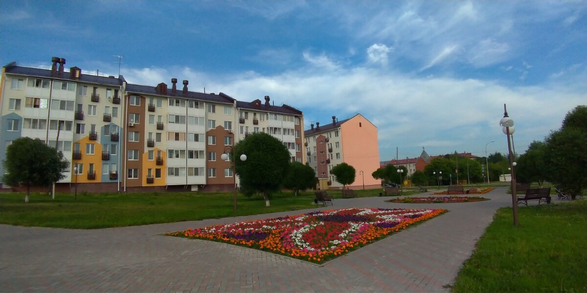 Новый микрорайон . Как видно, балкончики в домах французские. Не прижились, кстати. Санки зимой хранить неудобно.Я, думаю, что расти надо 
