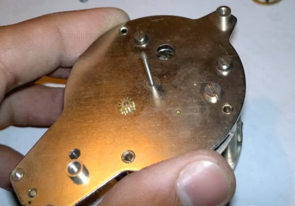 Лицевая сторона с минутной осью.Ниже триб вексельного колеса.Фото из коллекции Яндекс.