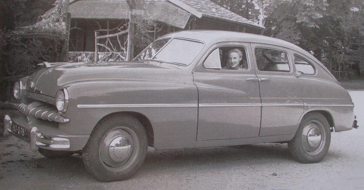 Лобовое стекло из двух половинок, как будто с "Победы" сняли и вставили ))