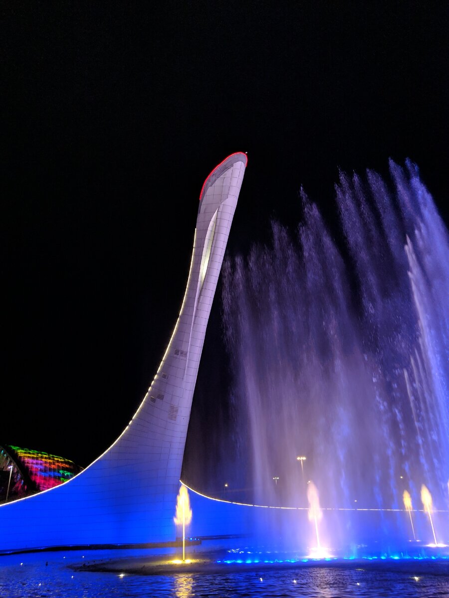 Поющие фонтаны Сочи Олимпийский парк. Фонтан факел Сочи. Факел в Олимпийском парке Адлер. Олимпийский факел фонтан Сочи.