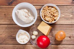 Подготовить продукты для приготовления салата. Куриное филе нужно заранее отварить и охладить. Для салата можно взять запечённое куриное мясо, копчёную куриную грудку или отварное. Шампиньоны маринованные я беру резанные. Сыр твёрдый. Заправлять салат будем майонезом, но его можно разделить пополам со сметаной. Подготовить глубокую посуду для салата.