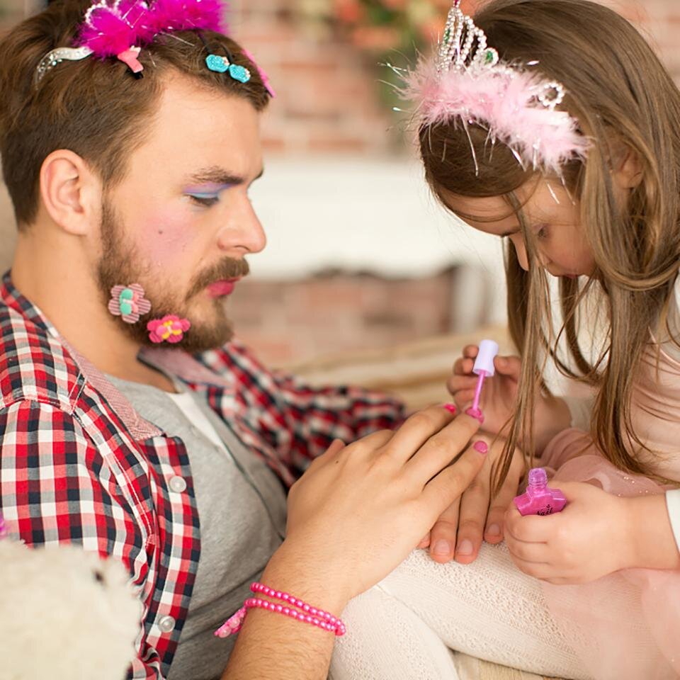 Webcam dad daughters. Папа с принцессой дочкой. Маленькая дочка наряжает папу. У меня есть дочь и я всегда прекрасен. Папы девочек самые красивые.