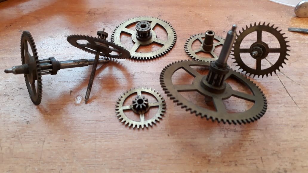 Нижнее колесо в центре - вексельное.