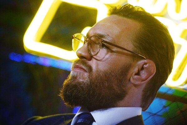 "В этой игре - только один крутой злодей": Макгрегор ответил поклонникам Хабиба, осадившим его отель в Москве