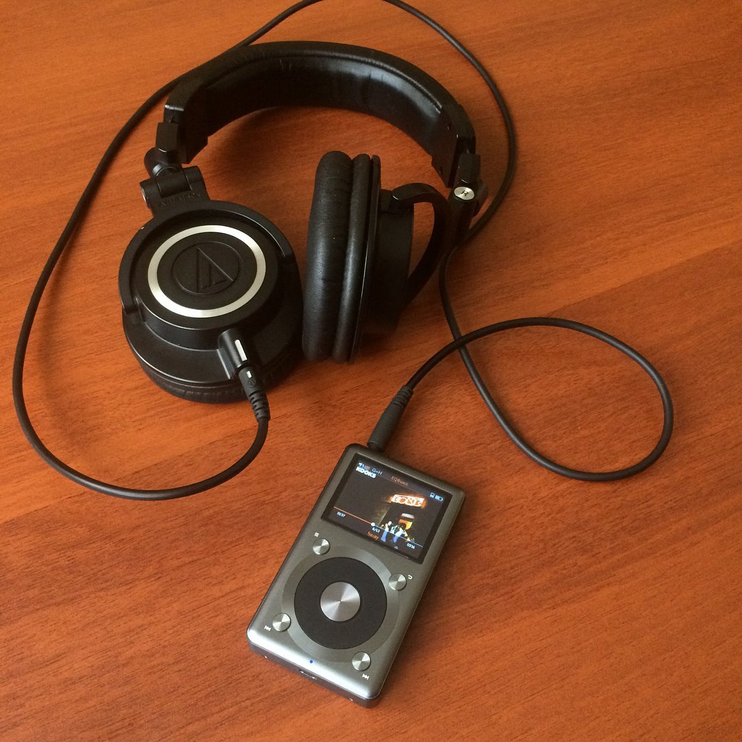 Слушать MP3 на нём бессмысленно, только несжатый FLAC! Разница в звуке потрясающа.