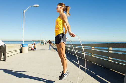 2. Прыжки со скакалкой (можно с утяжелителями для ног).