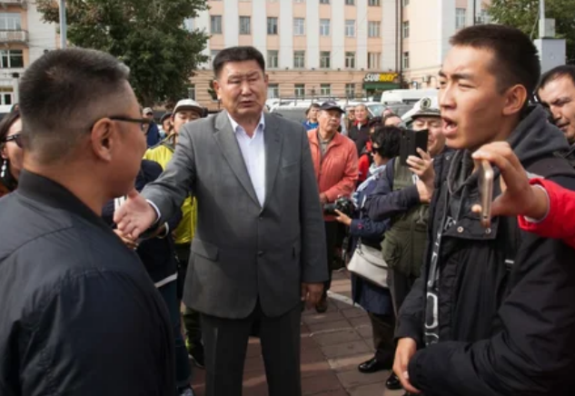 Экс-кандидат в мэры Улан-Удэ Вячеслав Мархаев (в центре) во время несогласованной акции протеста против результатов выборов мэра города на центральной площади Фото: Андрей Огородник/ТАСС