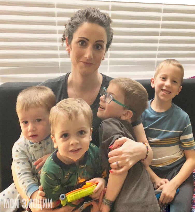 Герой статьи вместе со своими детьми