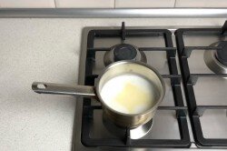 ШАГ 2:
Молоко и воду наливаем в ковш или кастрюлю, кладем масло, высыпаем соль, сахар и ставим на огонь. Помешивая, растапливаем масло, но не доводим до кипения, а дожидаемся первых пузырей.