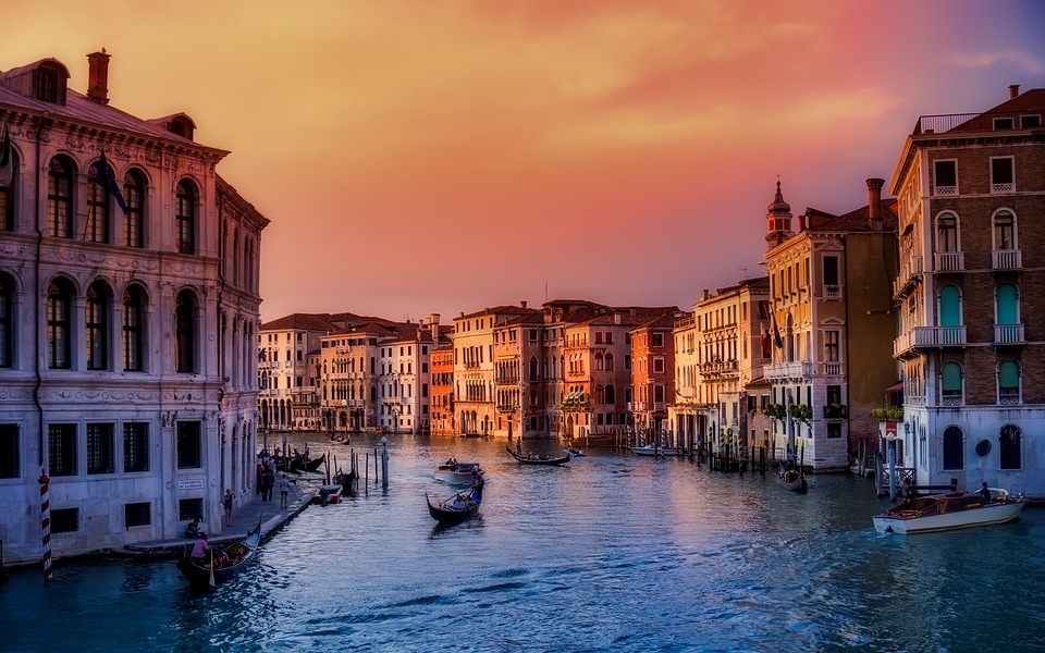 https://cdn.pixabay.com/photo/2017/06/28/15/32/venice-2451047_960_720.jpg