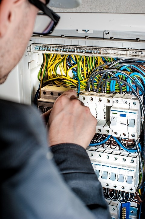 https://cdn.pixabay.com/photo/2015/12/07/10/53/electrician-1080573_960_720.jpg