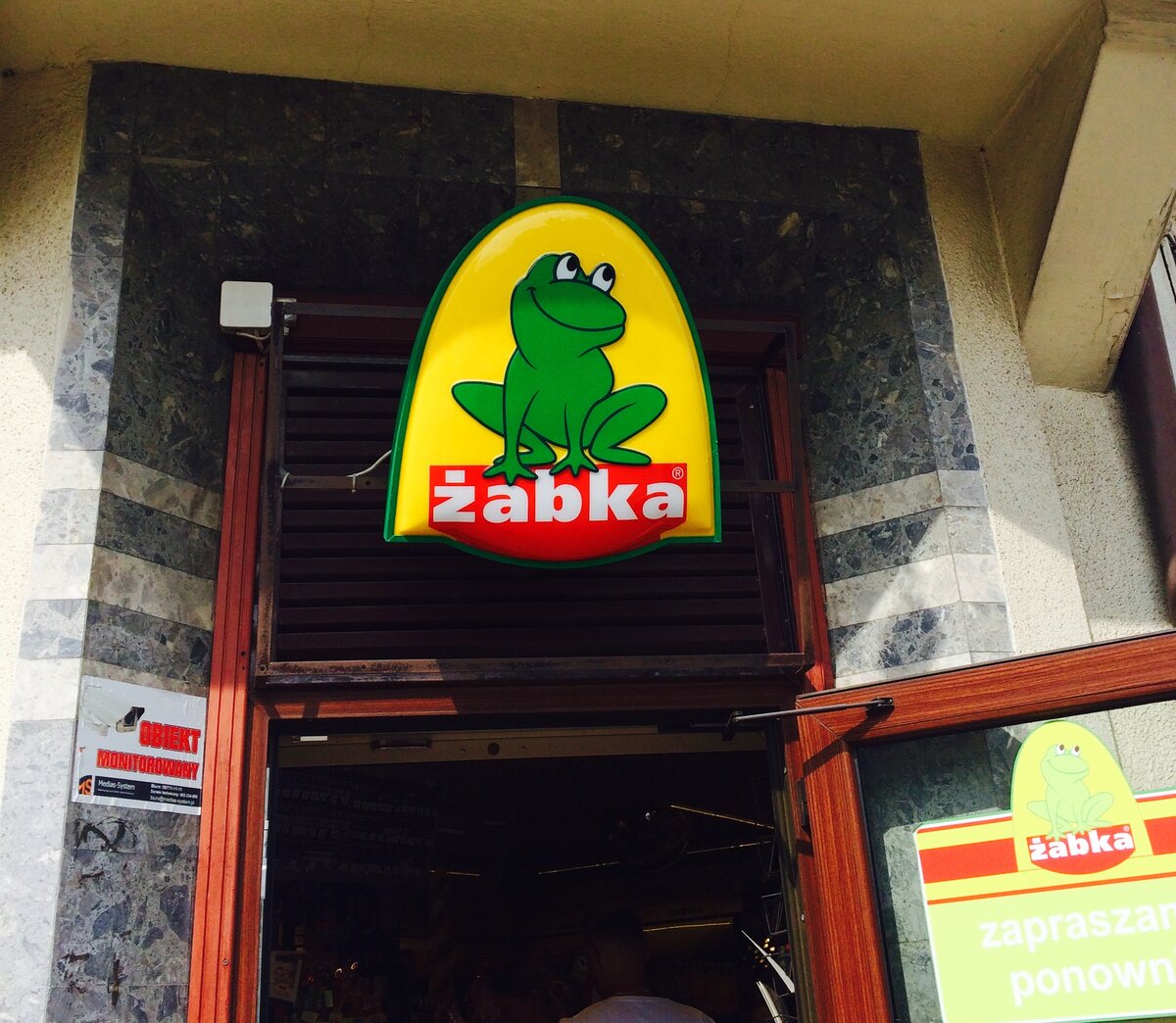 "Жабка" - сеть продуктовых магазинов в Европе. Фото сделано в Гданьске (Польша). 