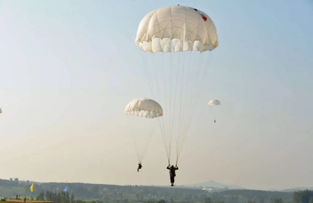 Парашютист с раскрытым парашютом. Парашют д6. Купол д6. Прыжок с парашютом д-6. Прыжок с д6.