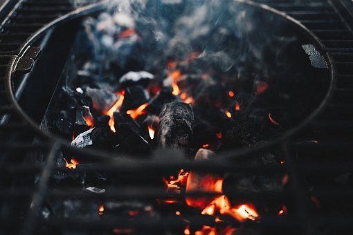 https://cdn.pixabay.com/photo/2019/07/30/19/09/bbq-4373644__340.jpg