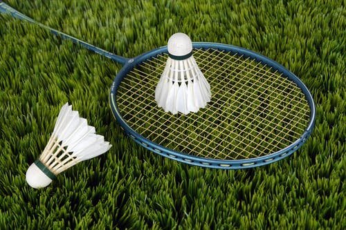 https://images.pexels.com/photos/115016/badminton-shuttle-sport-bat-115016.jpeg?cs=srgb&dl=pexels-115016.jpg&fm=jpg