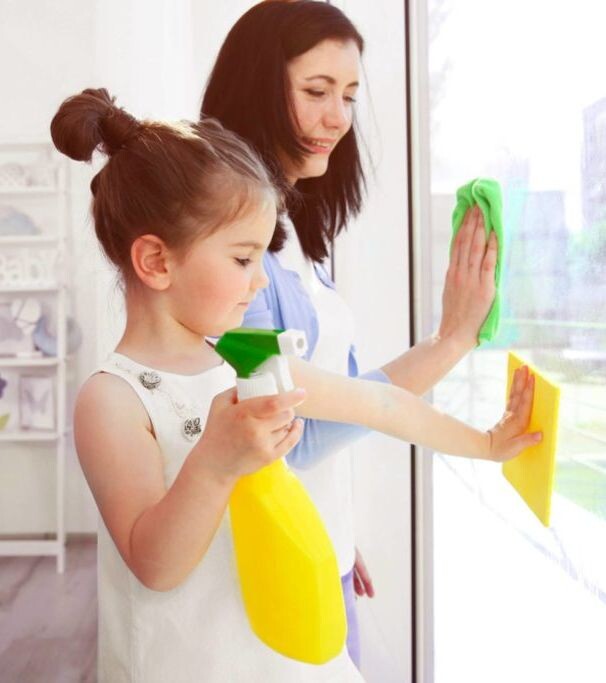 Обращайте внимание на то, что ребёнку больше по душе, просите его помочь в том, что ему больше всего нравится. https://www.rd.com/wp-content/uploads/2017/05/01-The-Exact-Chores-You-Can-Give-Your-Kids-Depending-on-Their-Age-760x506.jpg